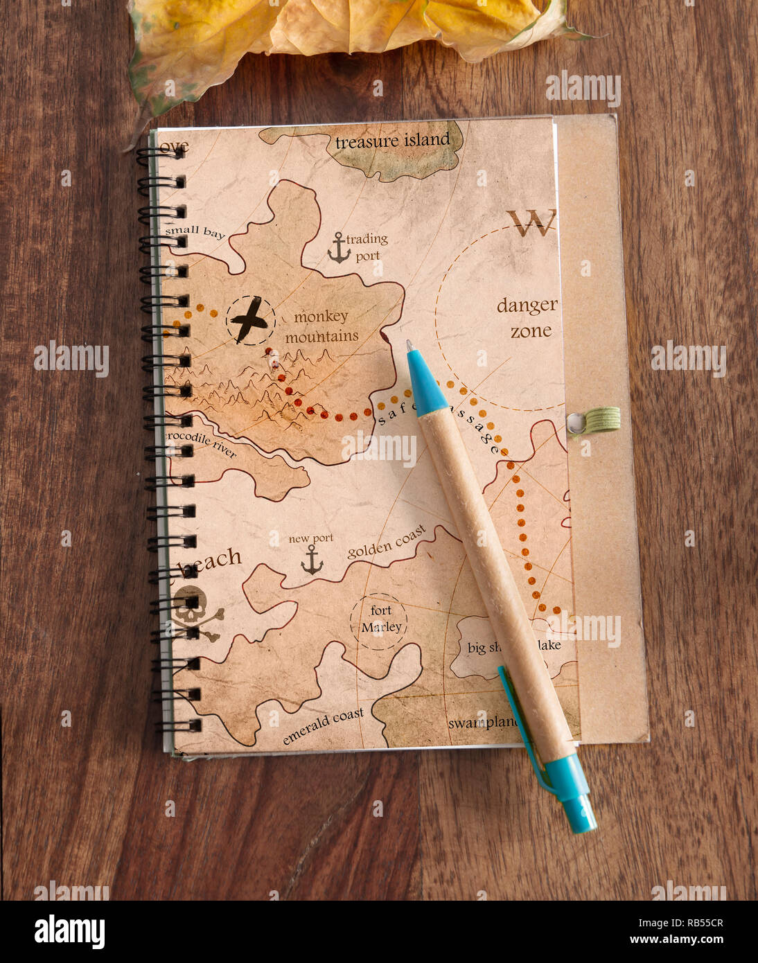 Reisetagebuch auf Holz Tisch Stockfoto