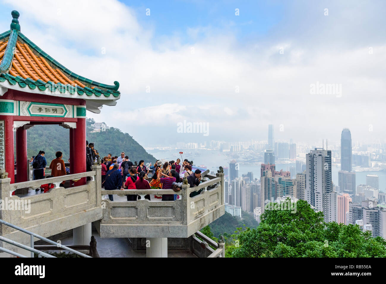 Menschenmassen mit Blick auf die Skyline von Hong Kong an den Löwen Pavillon auf der Peak, Hong Kong Stockfoto