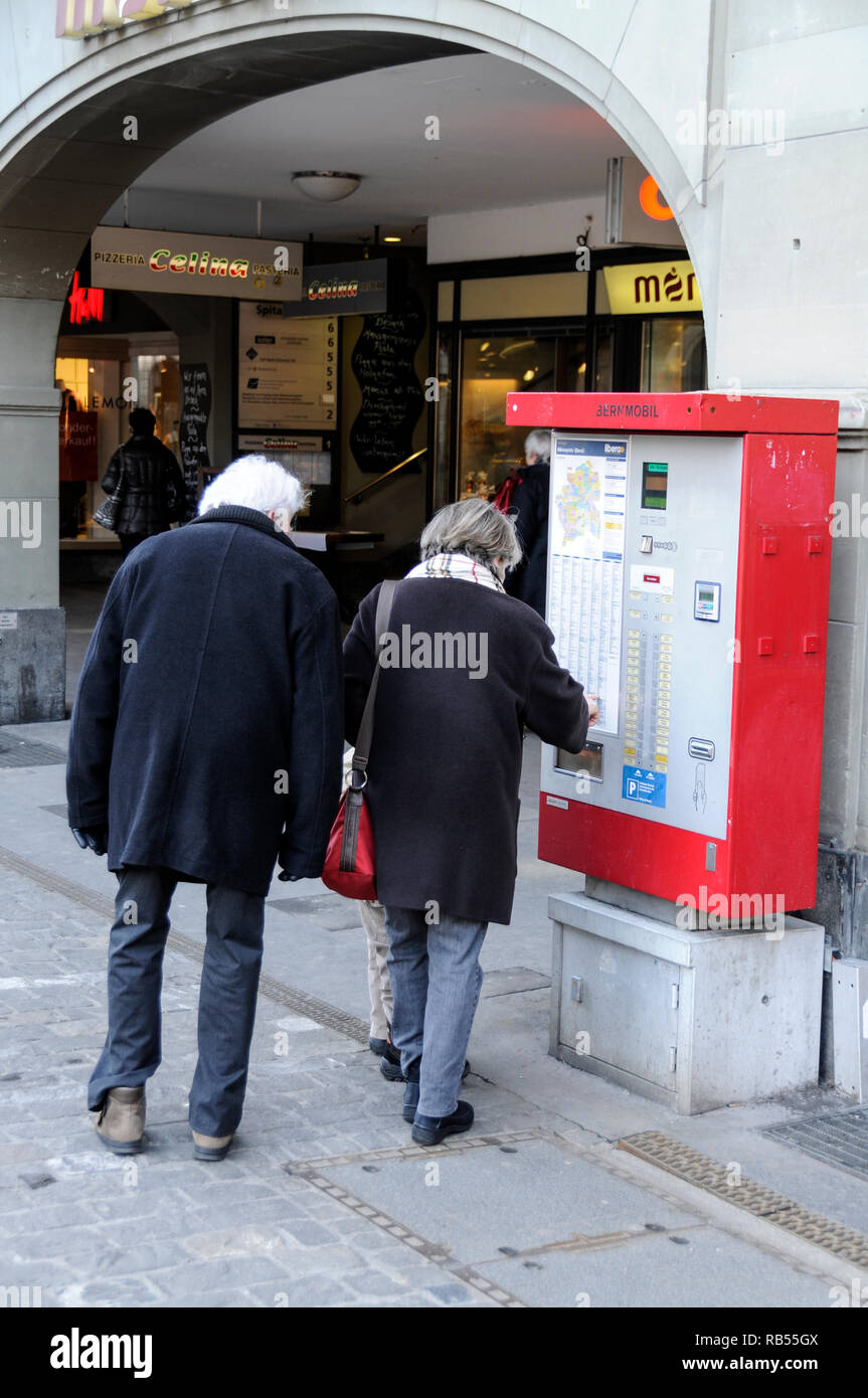 Ein älteres Paar Kauf eines Bern Ticket für die öffentlichen Verkehrsmittel von bernmobil Maschine in Bern, Schweiz. Bernmobil betreibt das Netzwerk von Bern Stockfoto