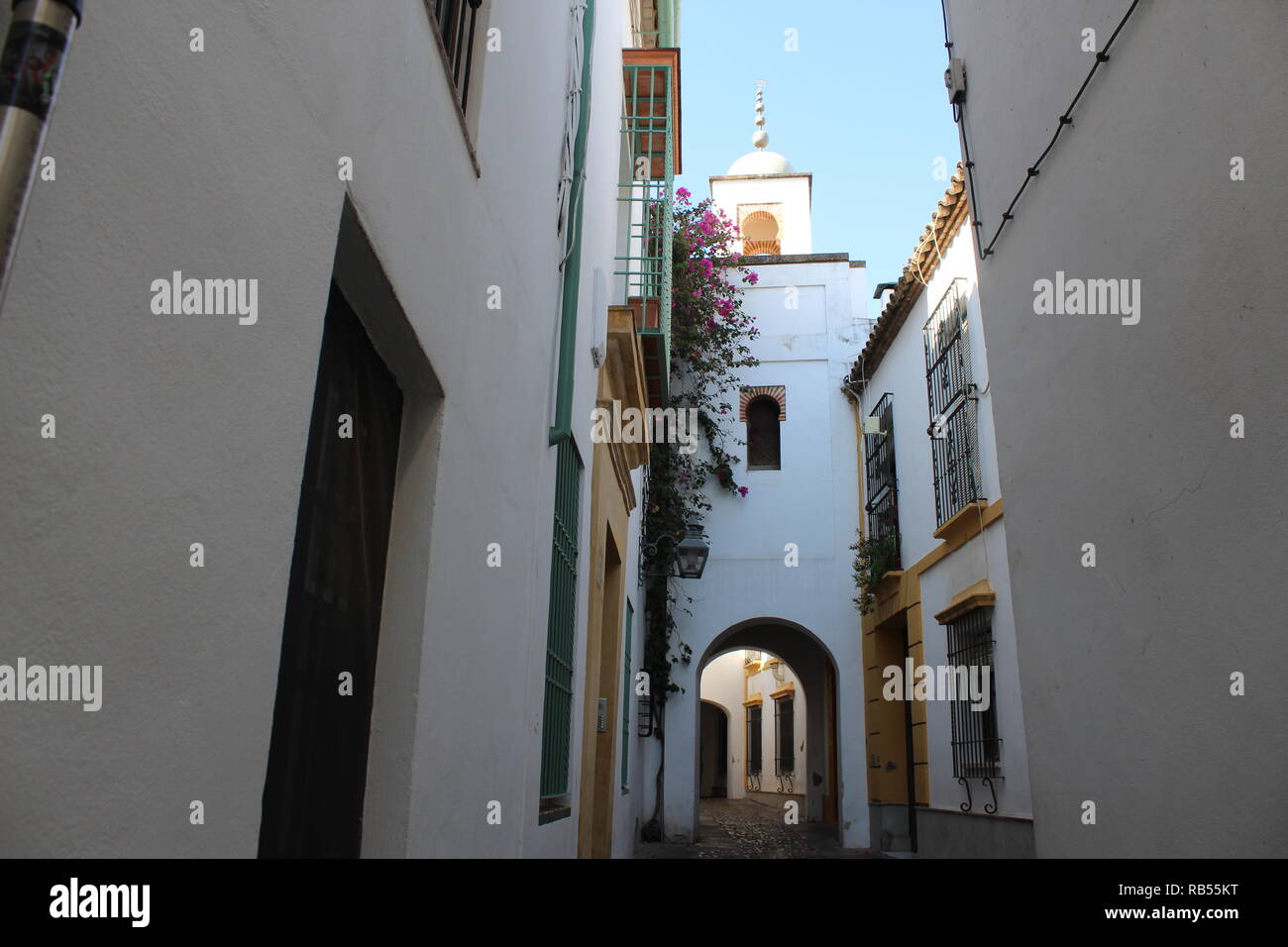 Eine klassische spanische styled Street mit weißen Gebäuden und eine versteckte Moschee zwischen ihnen Stockfoto