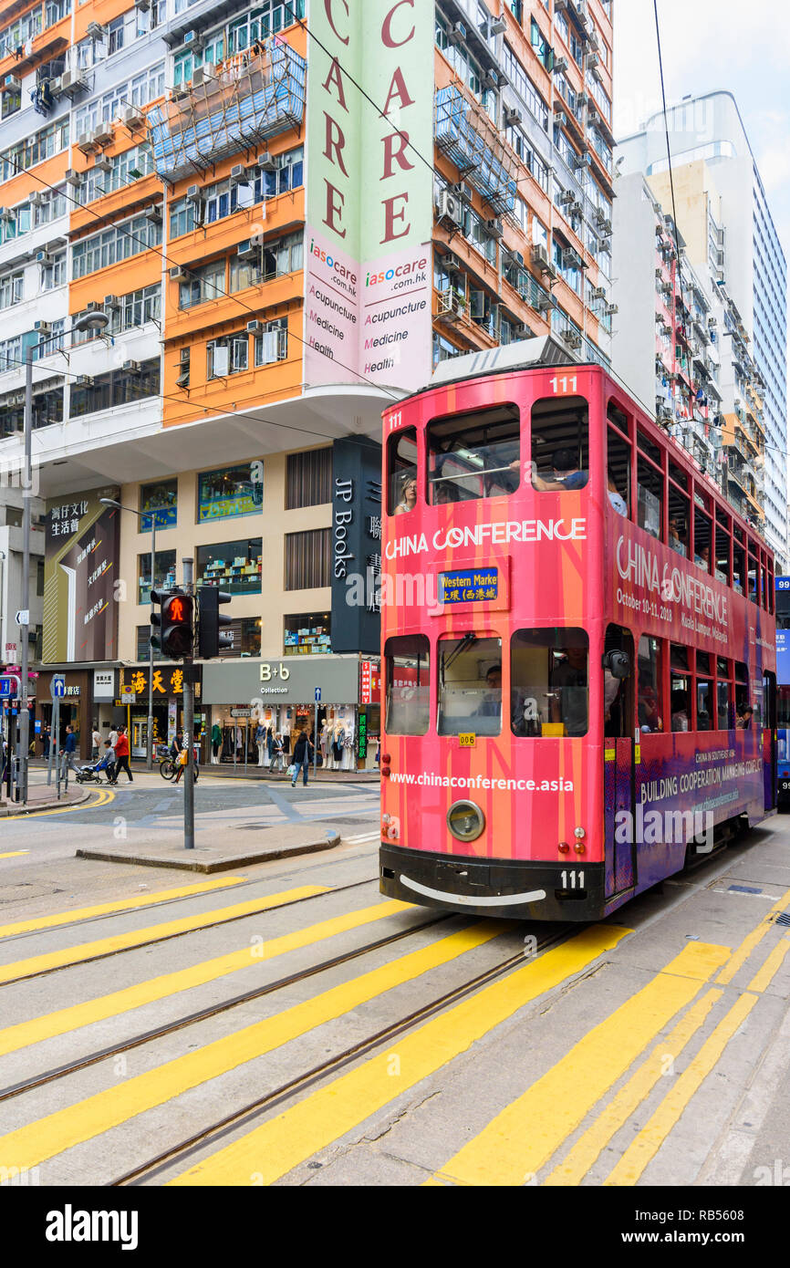 Straßenbahn auf Johnston Road, Wan Chai, Hong Kong Stockfotografie Alamy