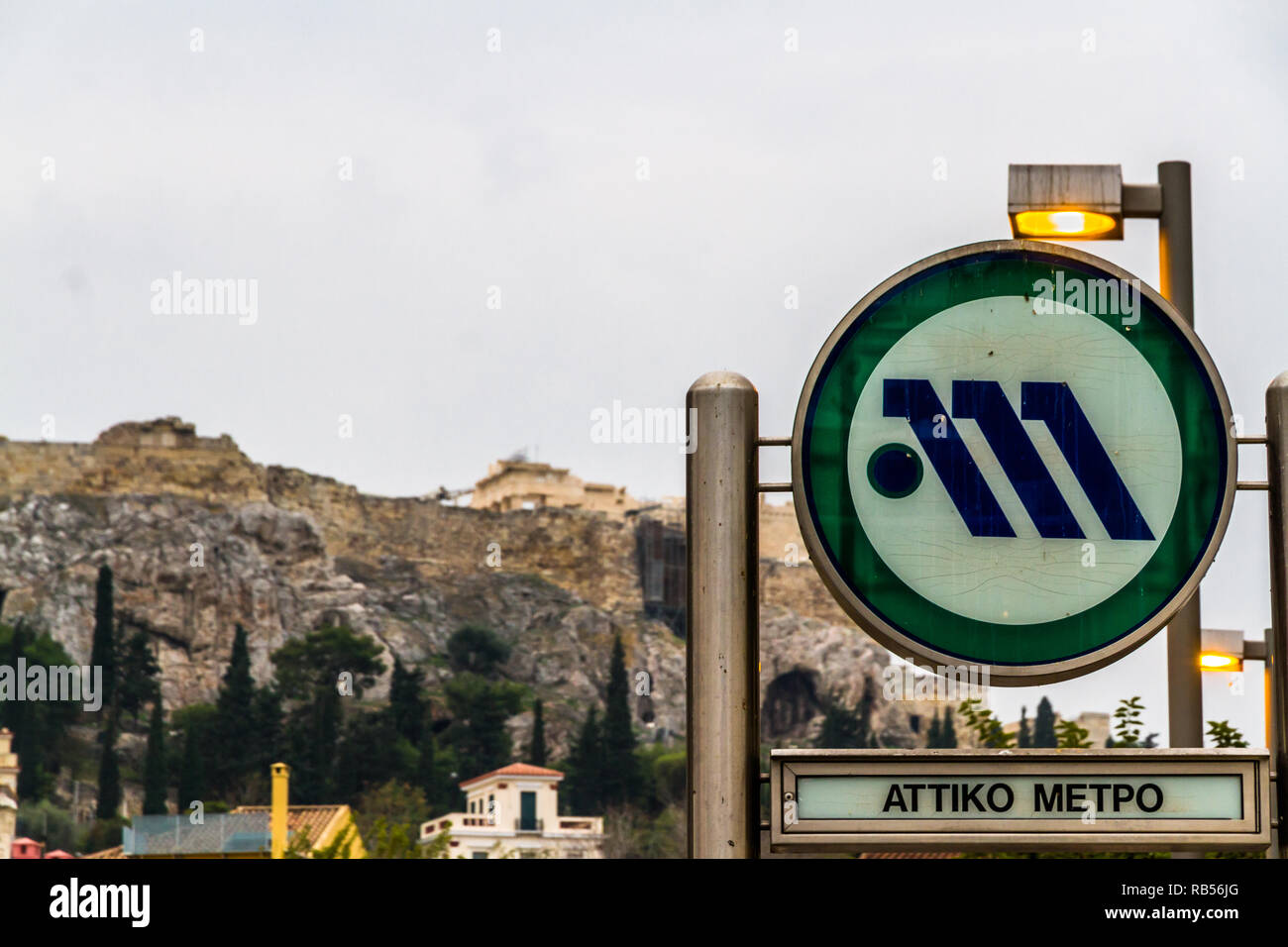 Athen, Griechenland - 27. Oktober 2018: die Athener U-Bahn Schild mit Parthenon unscharf im Hintergrund. Stockfoto