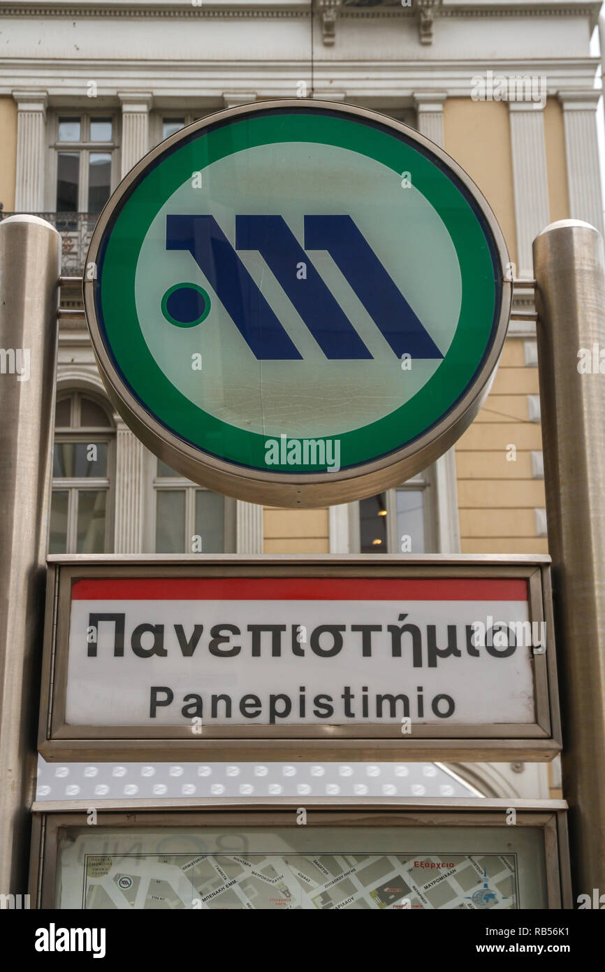 Athen, Griechenland - 28. Oktober in Athen unterzeichnen Panepistimio Metro Station am 28. Oktober 2018 in Griechenland. Stockfoto