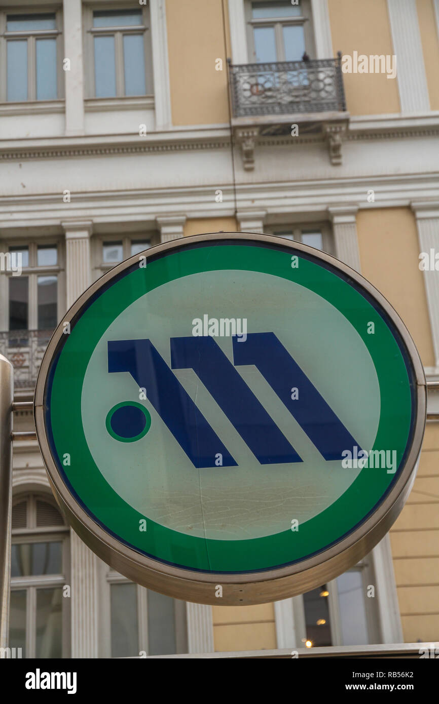 Athen, Griechenland - 28. Oktober in Athen unterzeichnen Panepistimio Metro Station am 28. Oktober 2018 in Griechenland. Stockfoto