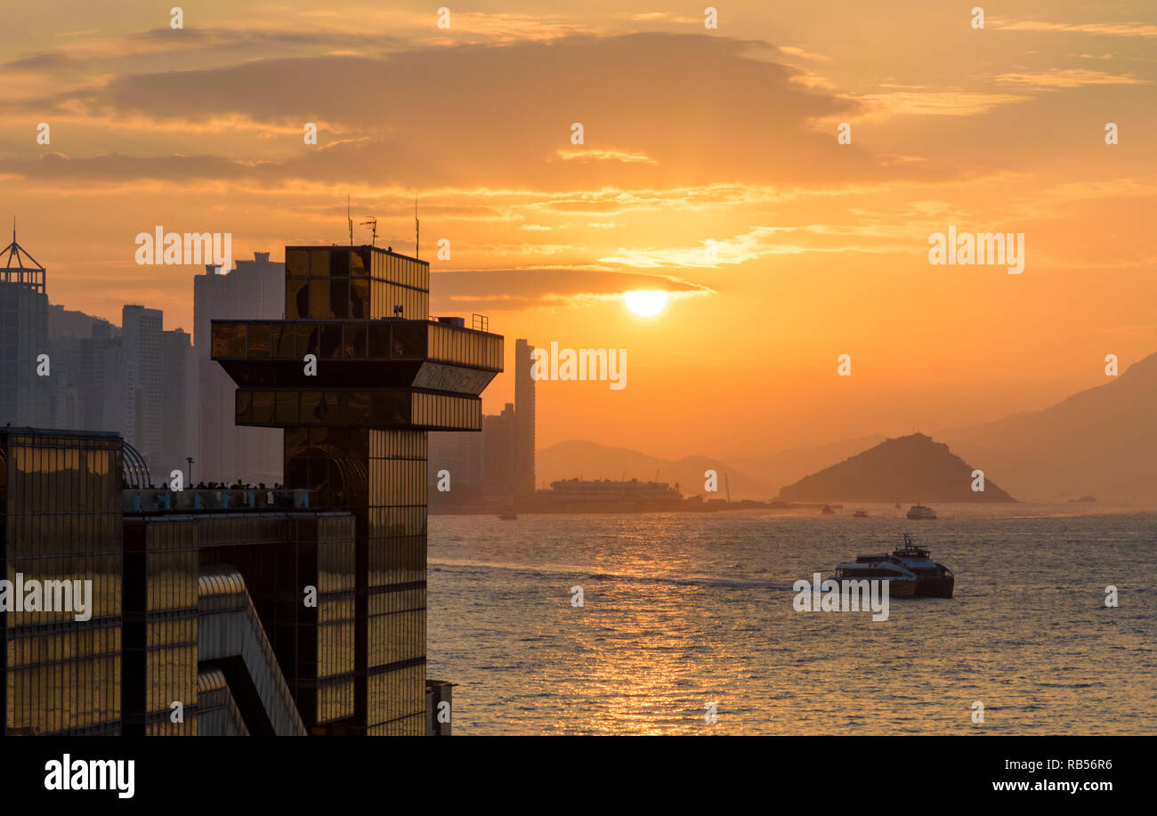 Sonnenuntergang über den Victoria Harbour und die China Ferry Terminal Observation Deck, Tsim Sha Tsui, Kowloon, Hong Kong Stockfoto
