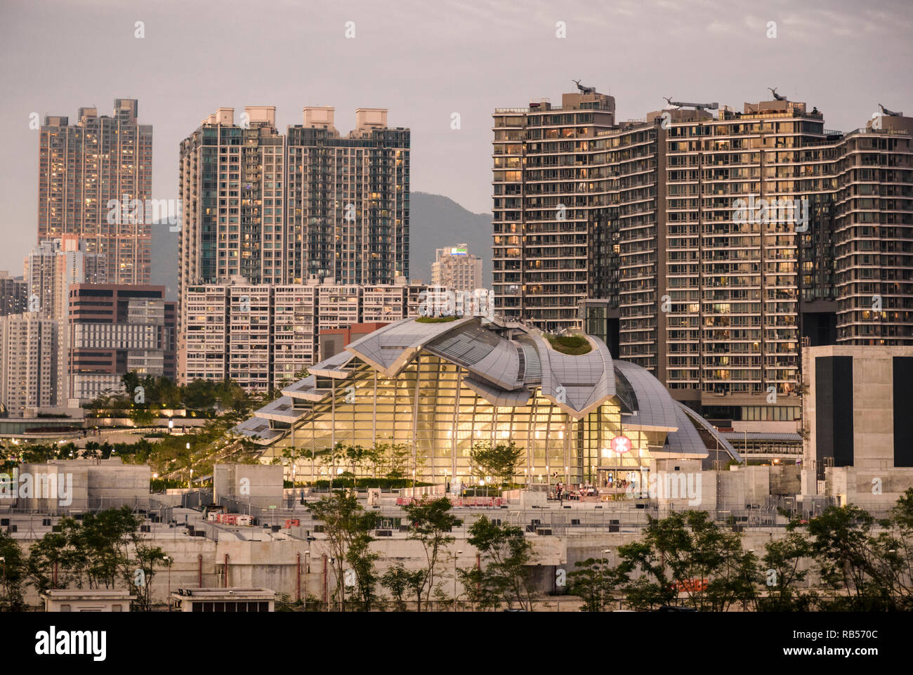 Hongkong West Kowloon Railway Station bei Sonnenuntergang, Hong Kong Stockfoto