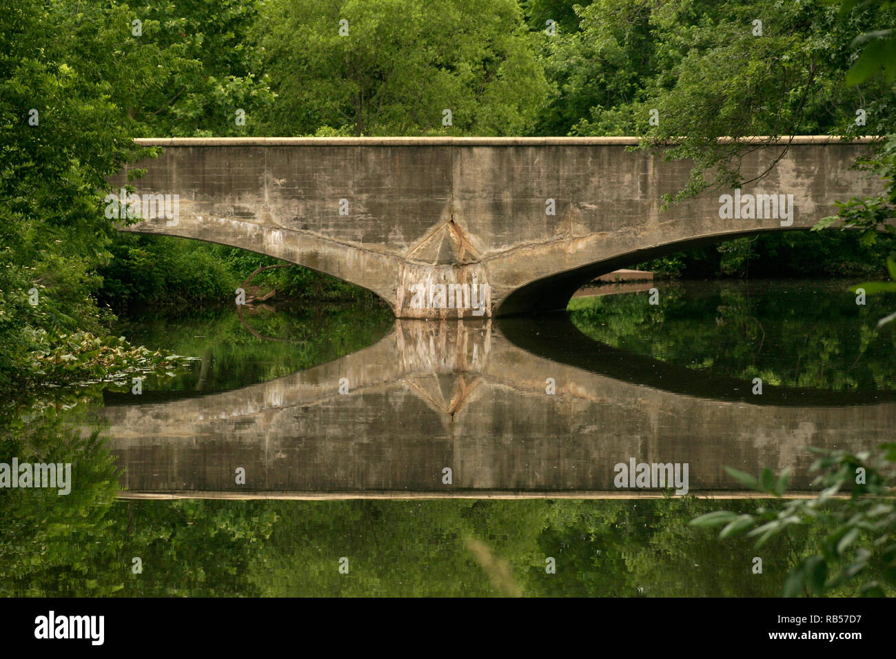 Steinbrücke über den Fluss in Cleveland, OH, USA Stockfoto