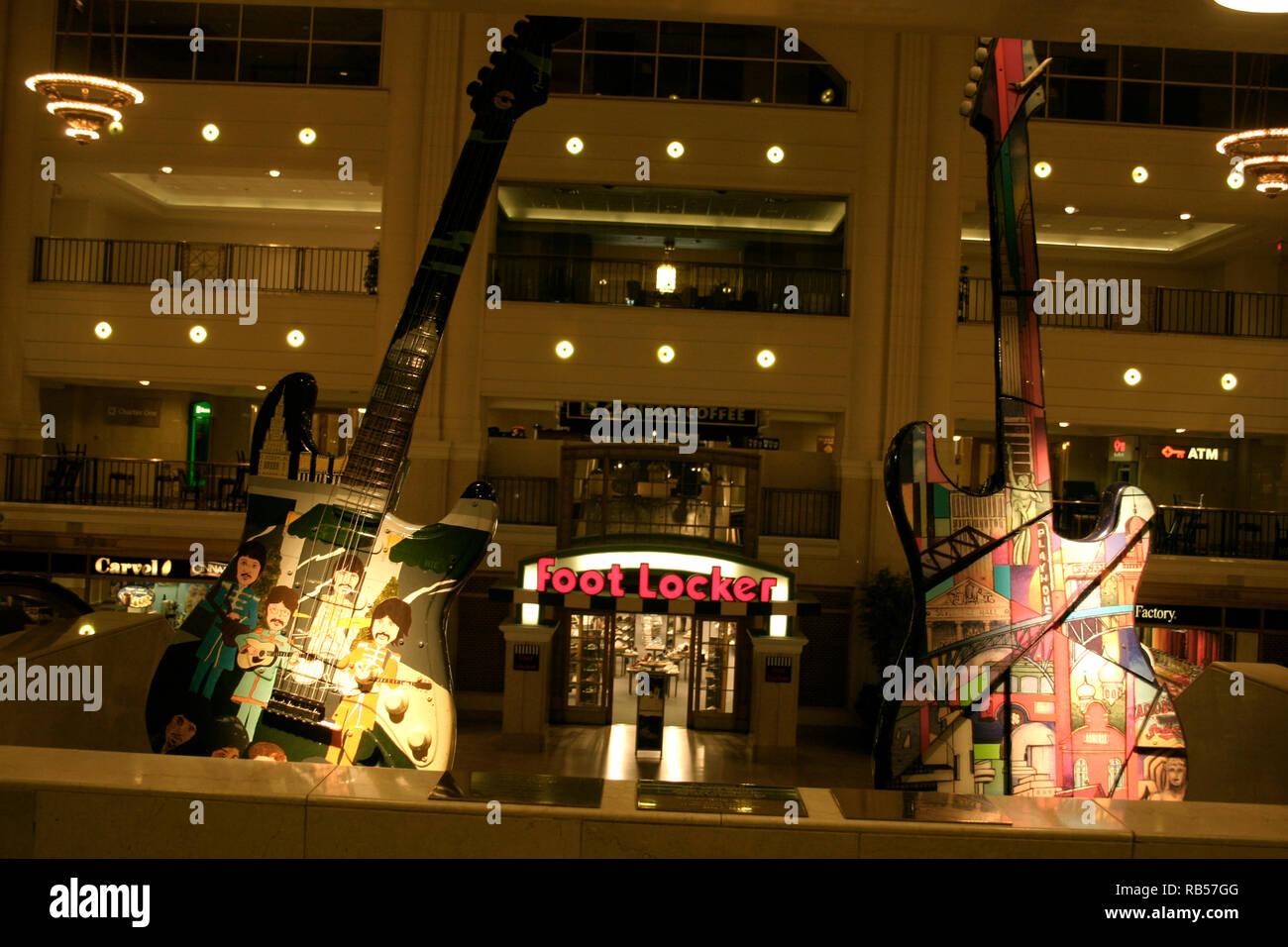 Cleveland, OH, USA. Bemalte übergroße Gitarren im Tower City Center, als Teil des GuitarMania Community öffentlichen Kunstprojekts. Stockfoto