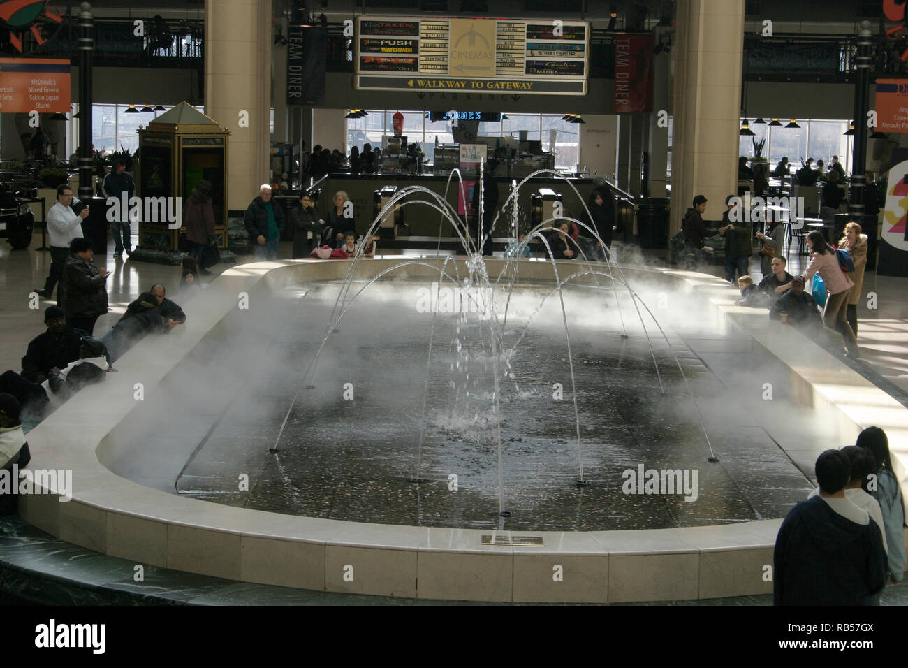 Cleveland, OH, USA. Die tanzenden Wasserfontänen auf der Avenue of Tower City Centre. Stockfoto