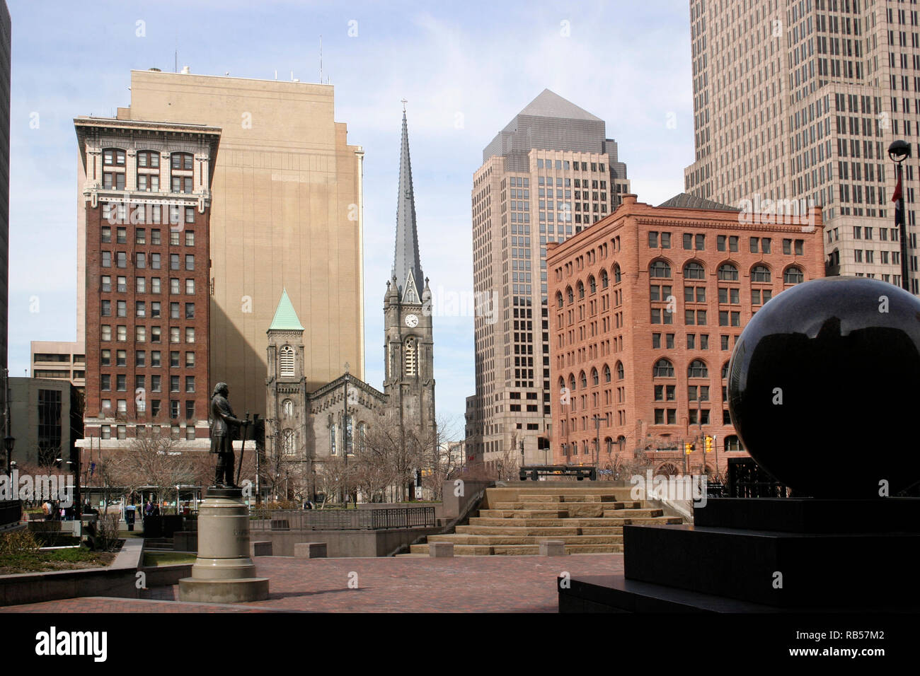 Cleveland, OH, USA. Alt und neu auf dem Public Square. Stockfoto