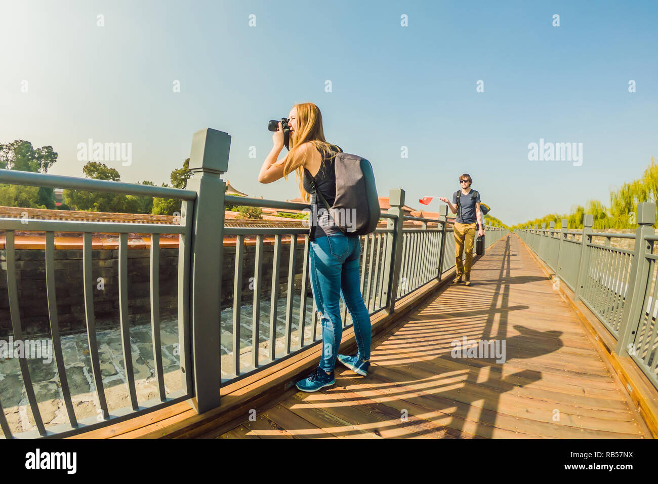 Genießen Sie Urlaub in China. Junge Frau, die in der Verbotenen Stadt. Die Reise nach China. Kostenloses Visum Transit 72 Stunden, 144 Stunden in China Stockfoto