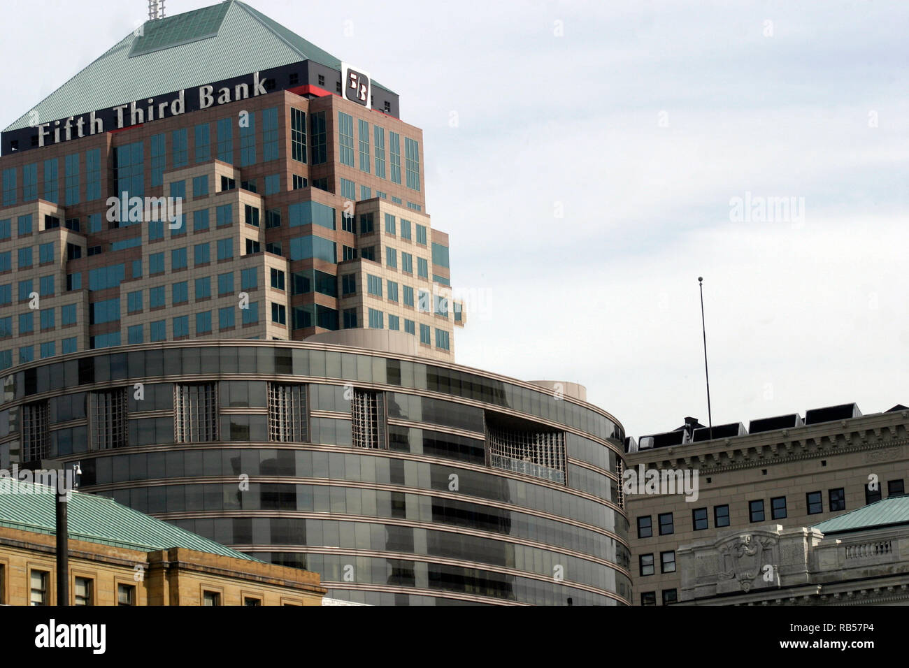 Cleveland, OH, USA. Gebäude in der Innenstadt von Cleveland, mit Fifth Third Bank im Hintergrund. Stockfoto Cleveland, OH, USA. Gebäude in der Innenstadt von Cleveland, mit Fifth Third Bank im Hintergrund. Stockfoto