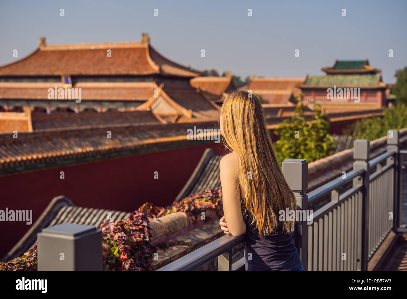 Genießen Sie Urlaub in China. Junge Frau, die in der Verbotenen Stadt. Die Reise nach China. Kostenloses Visum Transit 72 Stunden, 144 Stunden in China Stockfoto