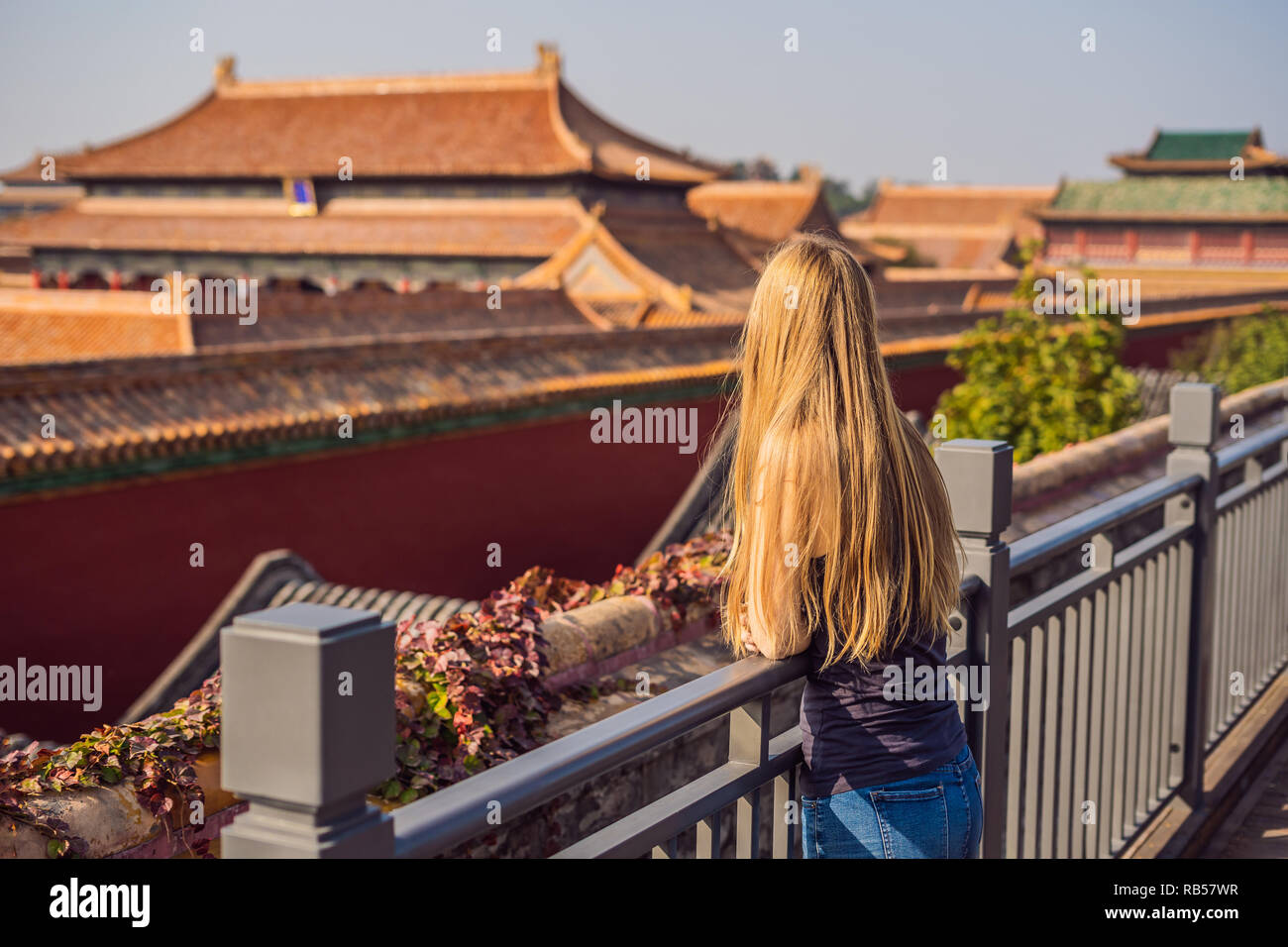 Genießen Sie Urlaub in China. Junge Frau, die in der Verbotenen Stadt. Die Reise nach China. Kostenloses Visum Transit 72 Stunden, 144 Stunden in China Stockfoto