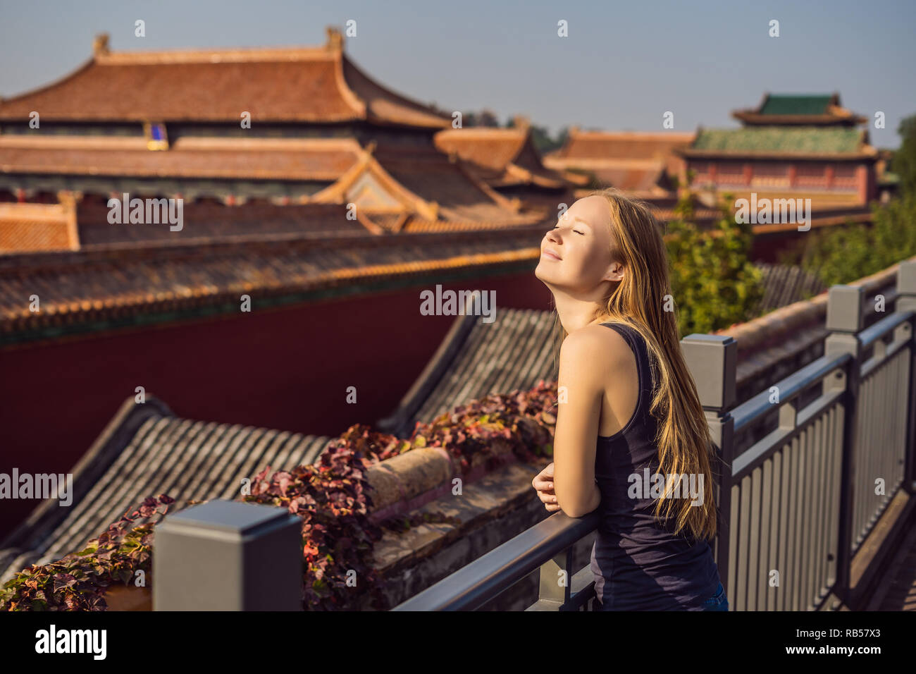 Genießen Sie Urlaub in China. Junge Frau, die in der Verbotenen Stadt. Die Reise nach China. Kostenloses Visum Transit 72 Stunden, 144 Stunden in China Stockfoto