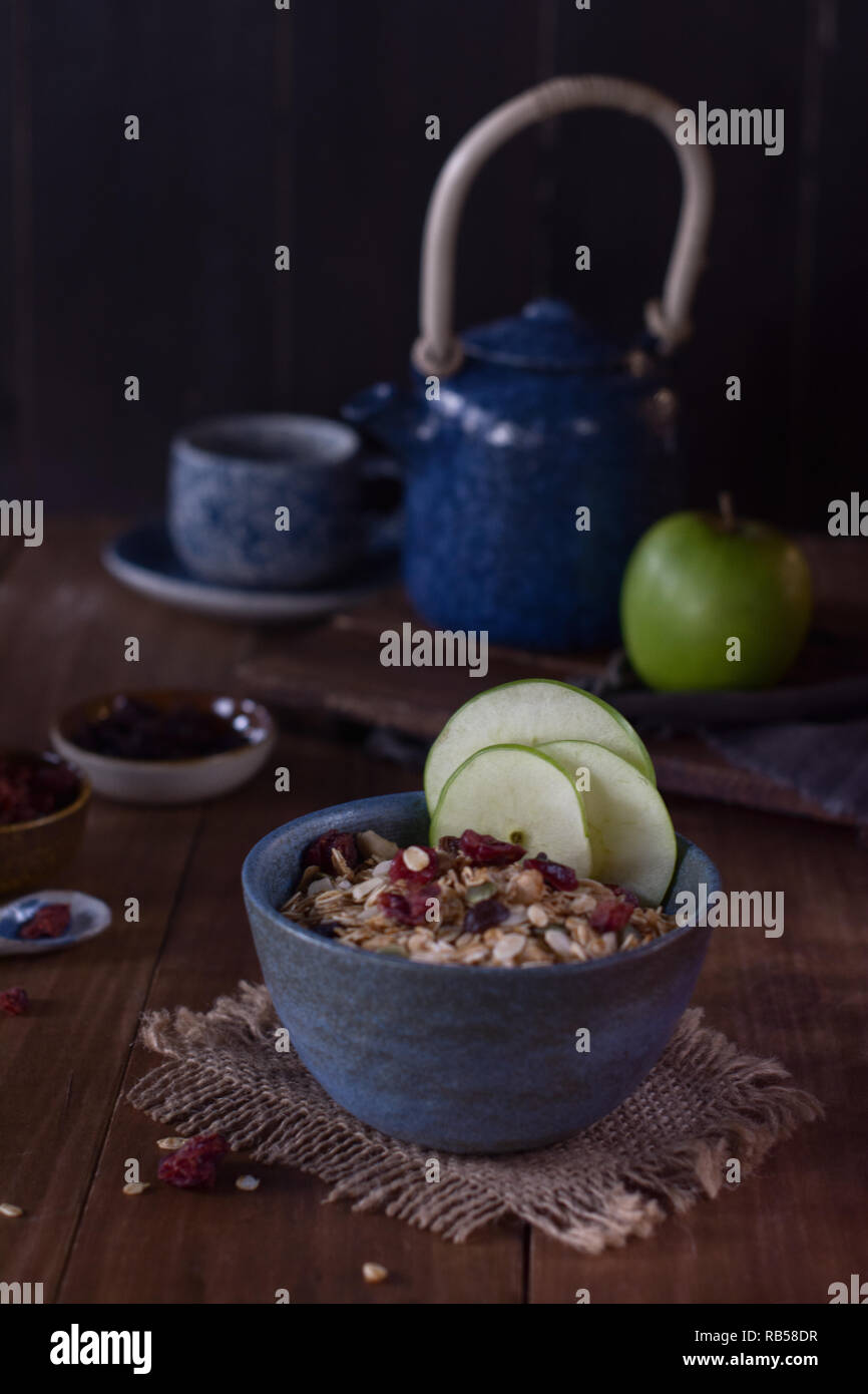 Hafer Müsli mit grünem Apfel und Himbeere Stockfoto