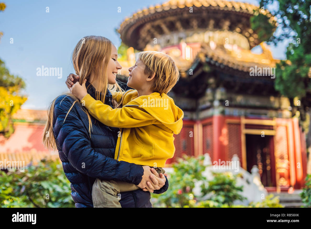 Genießen Sie Urlaub in China. Mutter und Sohn in der Verbotenen Stadt. Die Reise nach China mit Kindern Konzept. Kostenloses Visum Transit 72 Stunden, 144 Stunden in China Stockfoto