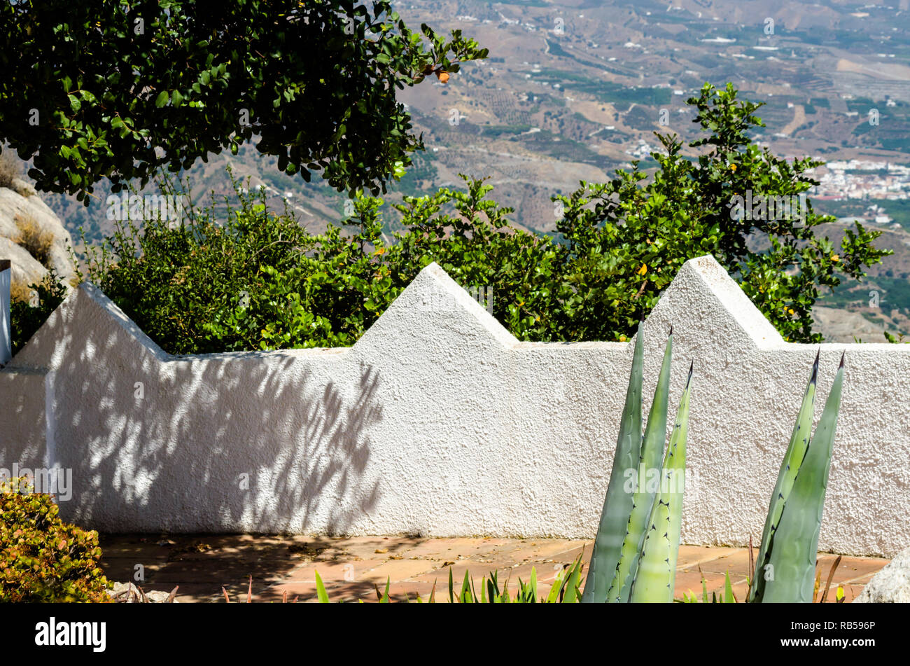 Die typischen weißen Mauern in einer kleinen Stadt in Andalusien, ein historisches Element der Architektur, Spanien Stockfoto