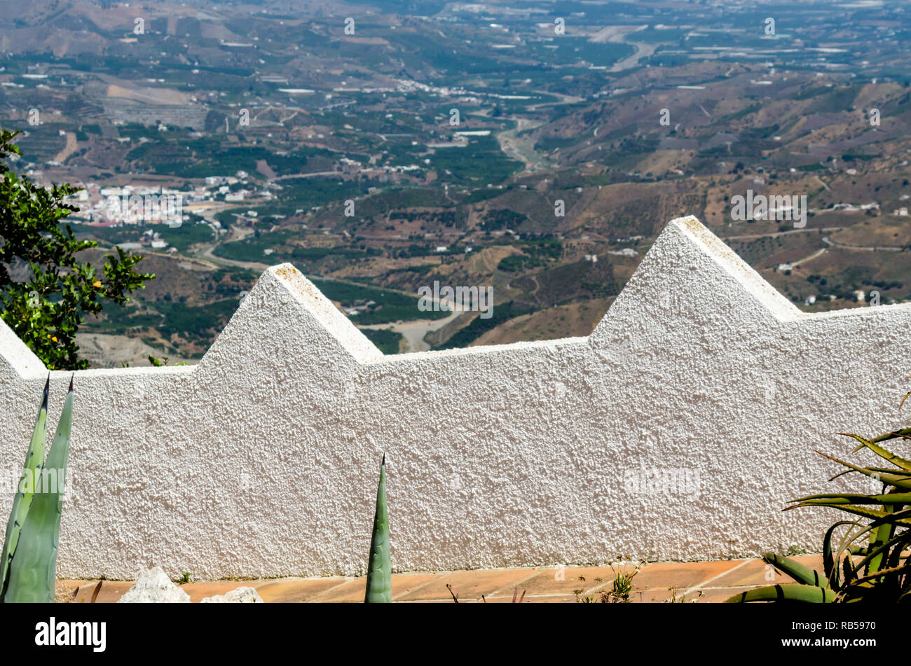 Die typischen weißen Mauern in einer kleinen Stadt in Andalusien, ein historisches Element der Architektur, Spanien Stockfoto