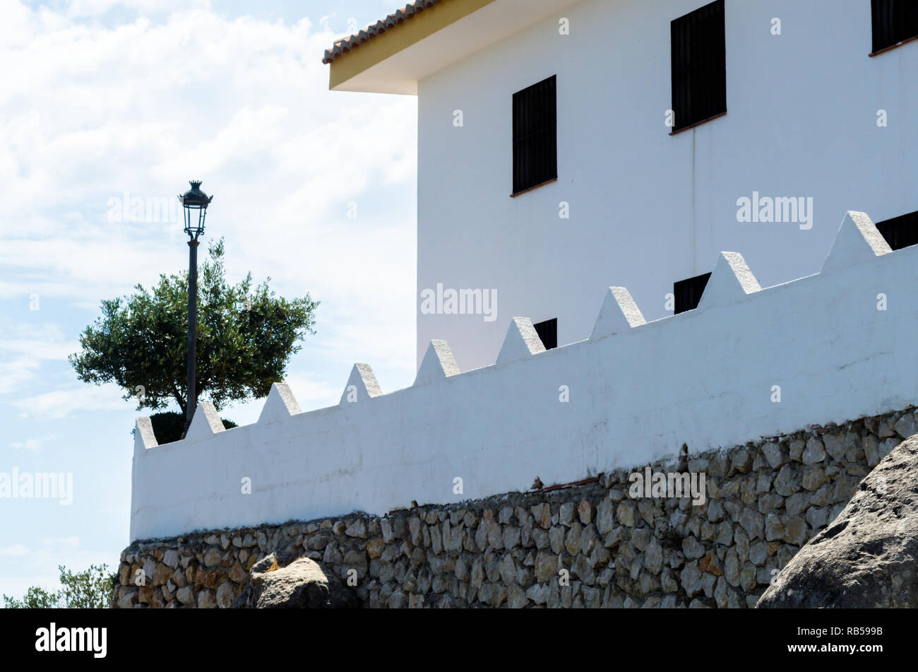 Die typischen weißen Mauern in einer kleinen Stadt in Andalusien, ein historisches Element der Architektur, Spanien Stockfoto