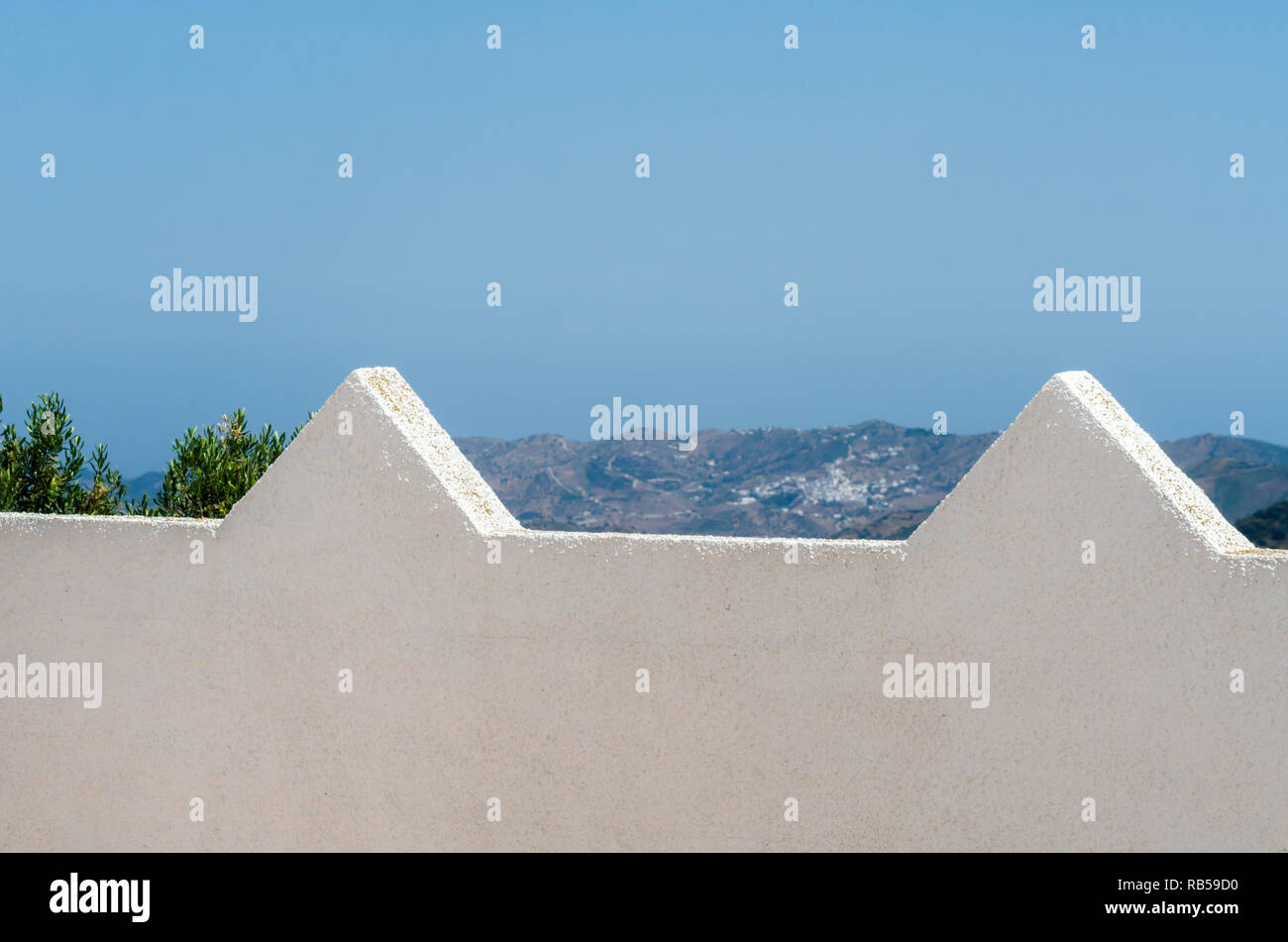 Die typischen weißen Mauern in einer kleinen Stadt in Andalusien, ein historisches Element der Architektur, Spanien Stockfoto