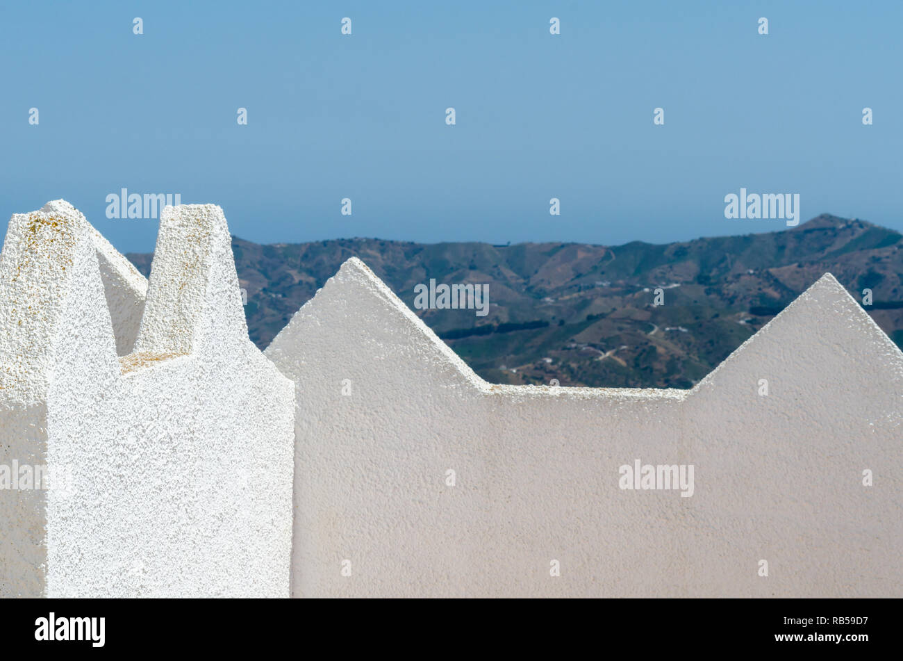 Die typischen weißen Mauern in einer kleinen Stadt in Andalusien, ein historisches Element der Architektur, Spanien Stockfoto