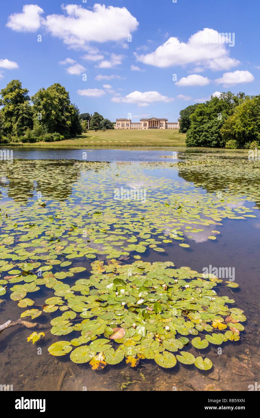 Seerosen auf dem See bei Stowe House Gardens, Buckinghamshire UK Stockfoto
