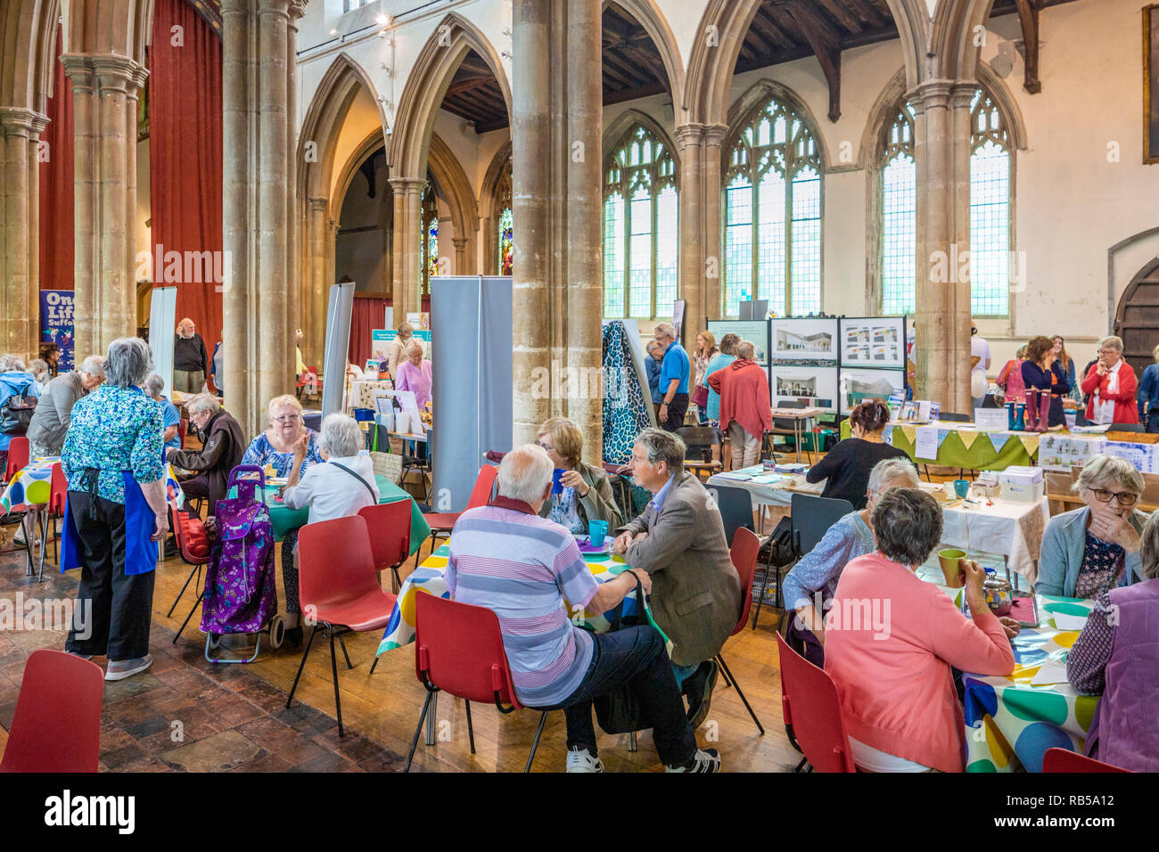 St. Peters Kirche auf dem Marktplatz in Sudbury, Suffolk UK für eine gemeinschaftliche Veranstaltung am Markttag verwendet wird. Stockfoto