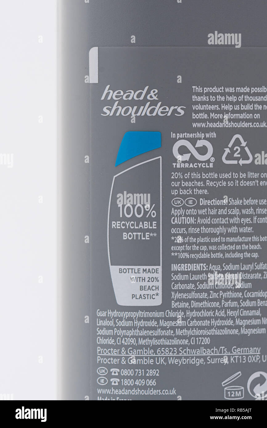 Kopf und Schultern Shampoo Flasche aus 20% recyceltem Kunststoff Strand Stockfoto