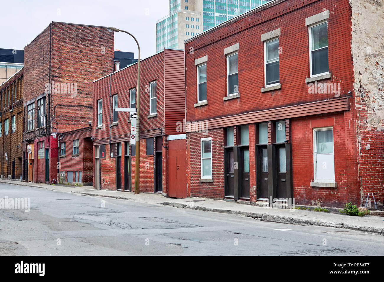 Alte Gebäude aus rotem Ziegel auf der Straße in Montreal, Quebec, Kanada. Leitartikel Stockfoto