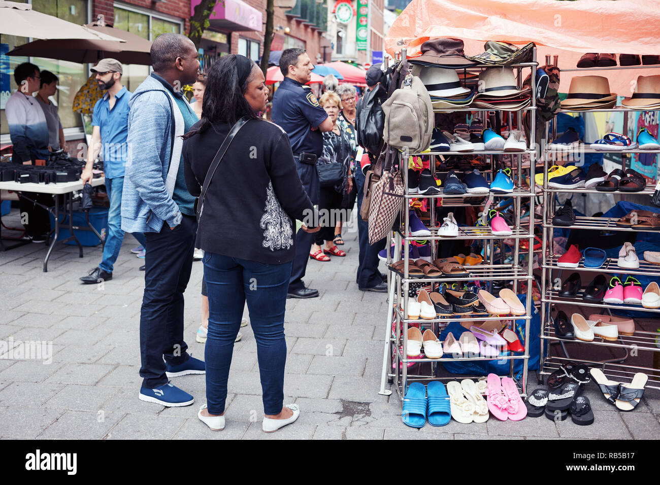 MShopping Afro-amerikanische Paar an die Produkte, die auf der Theke im freien Markt in Chinatown in Montreal, Kanada. Stockfoto