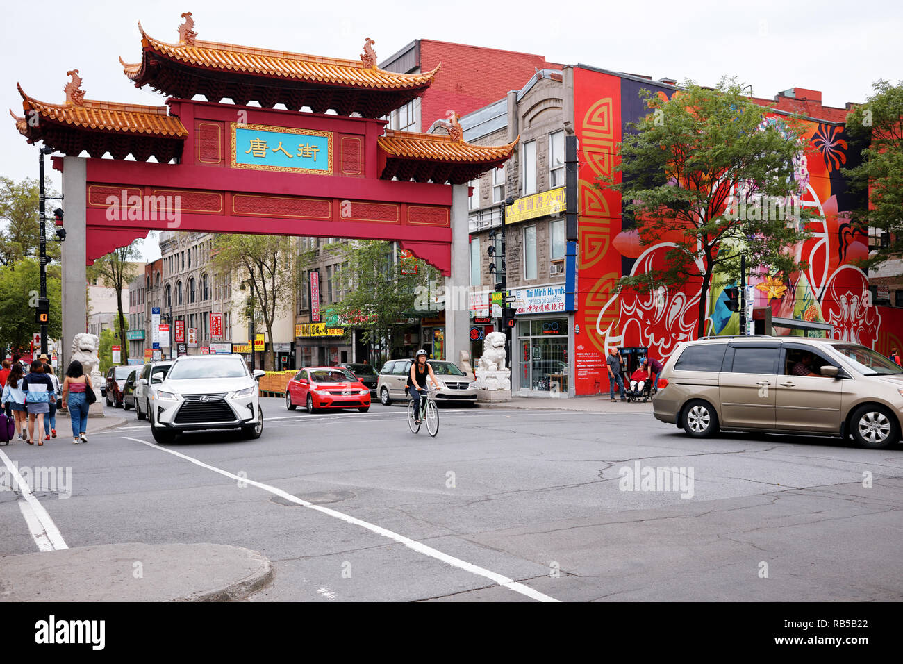 Die chinesische arch Tor, Menschen und Verkehr am Eingang zu China Town über st-Laurent Street in Montreal, Quebec, Kanada Stockfoto