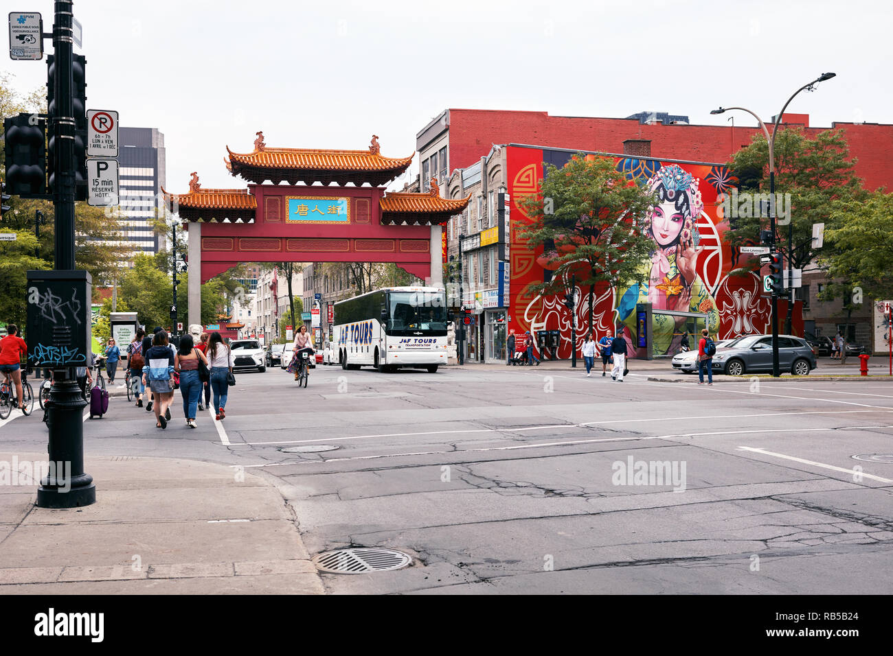 Die chinesische arch Tor, Menschen und Verkehr am Eingang zu China Town über st-Laurent Street in Montreal, Quebec, Kanada Stockfoto