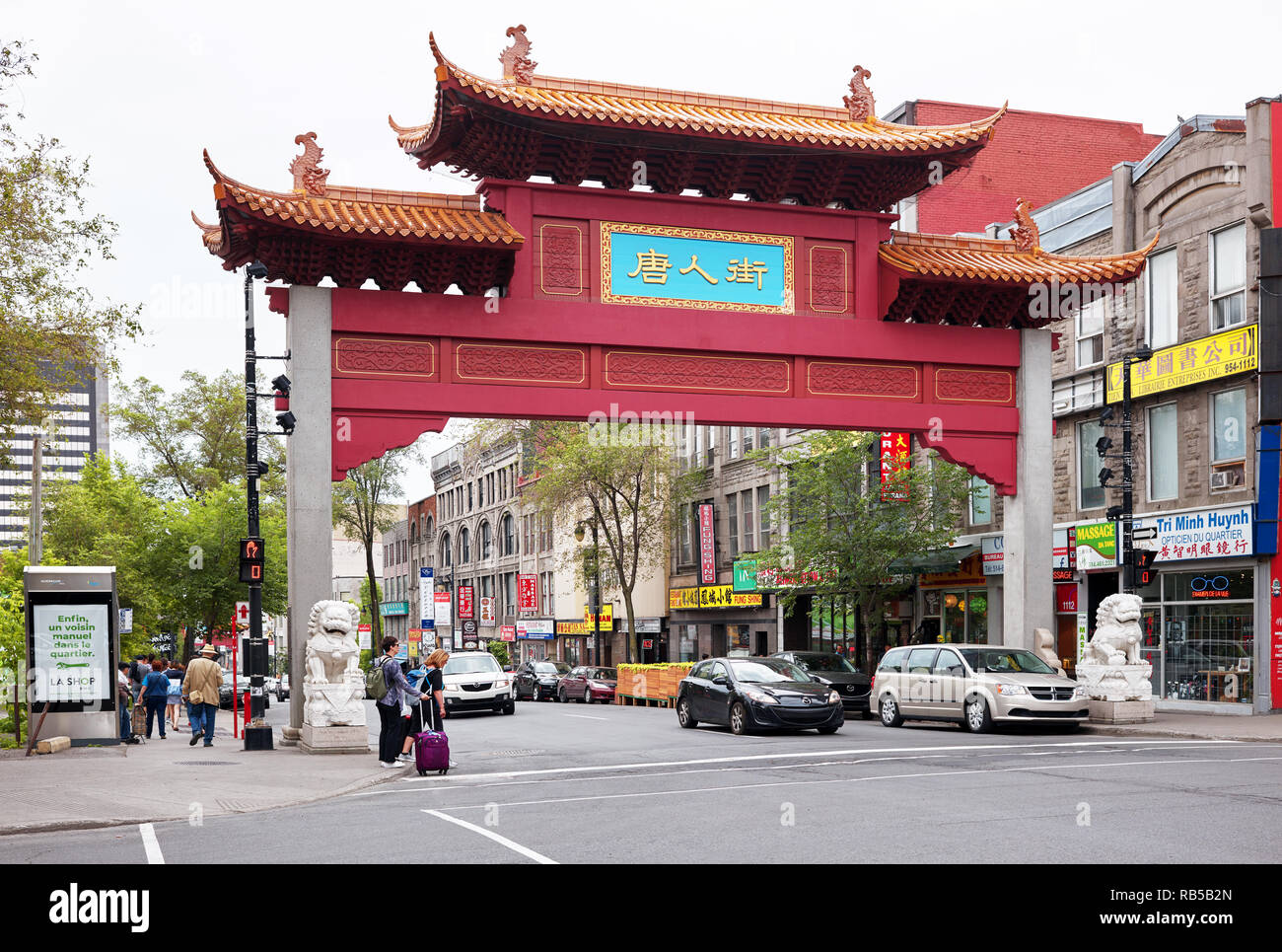 Die chinesische arch Tor, Menschen und Verkehr am Eingang zu China Town über st-Laurent Street in Montreal, Quebec, Kanada Stockfoto