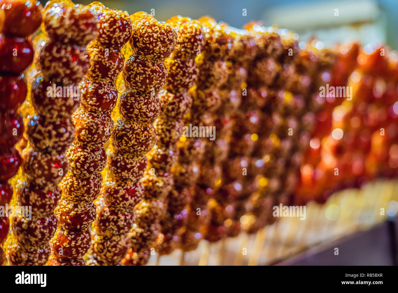 Traditionelle Chinesische Dessert - kandierte Früchte auf einem Holzstab Stockfoto