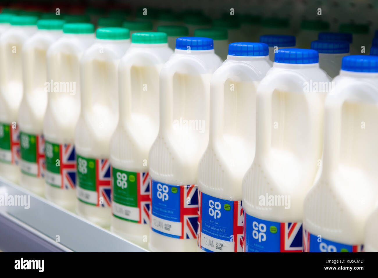 Plastikflaschen Von Milch Auf Verkauf In Einem Supermarkt Einkaufen In Grossbritannien Stockfotografie Alamy