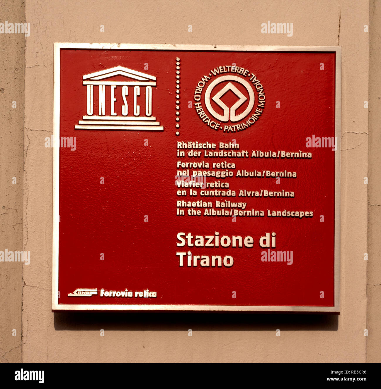 Unesco-Plakette an der Stazione di Tirano, Tirano, Lombardei, Italien, Europa. Stockfoto
