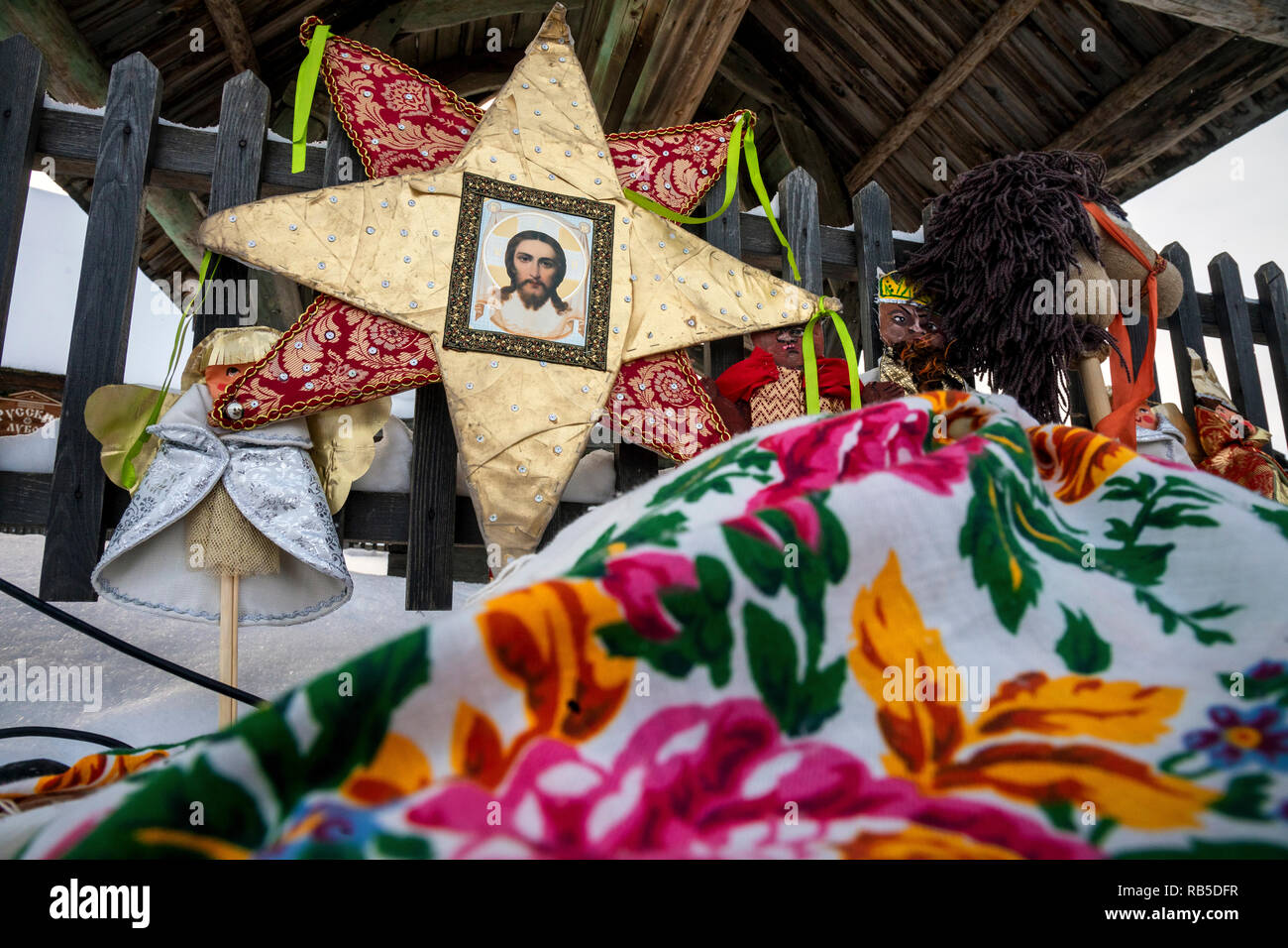 Christmas carolling in einem Dorf Stockfoto