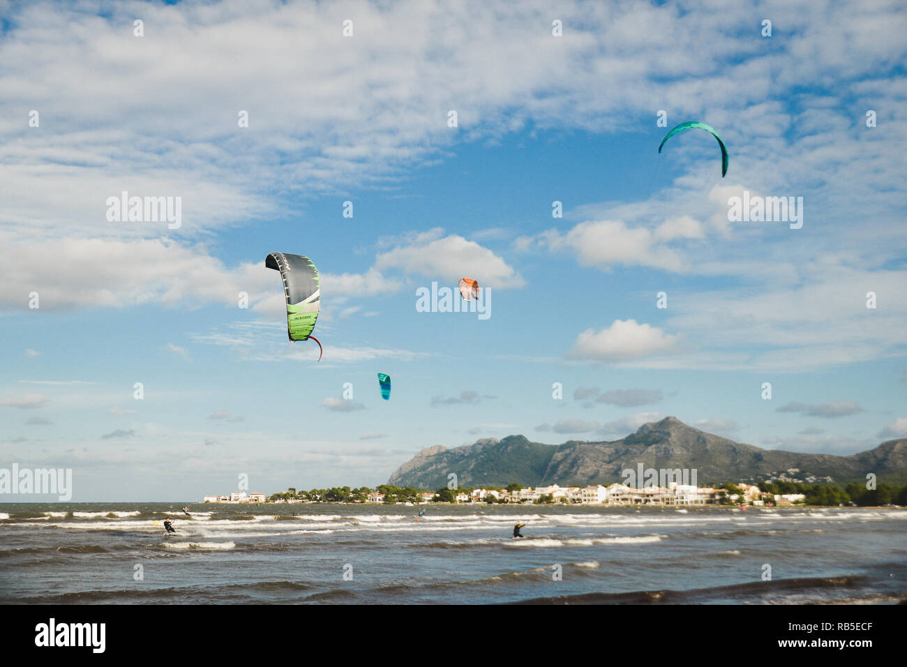 Mallorca, Spanien - 12. Oktober 2018: Kiteboarding. Unterhaltung in den Wellen des Meeres, Extreme Sport Kitesurfen. Freizeitmöglichkeiten, Wassersport, actio Stockfoto