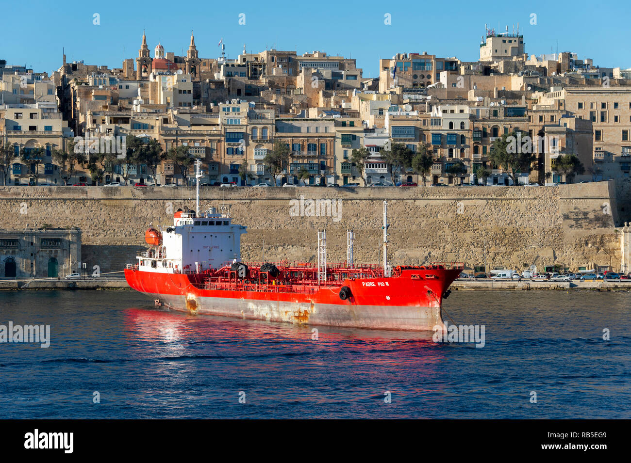 Padre Pio III, Öl Tankschiffe, in Valletta Malta günstig Stockfoto
