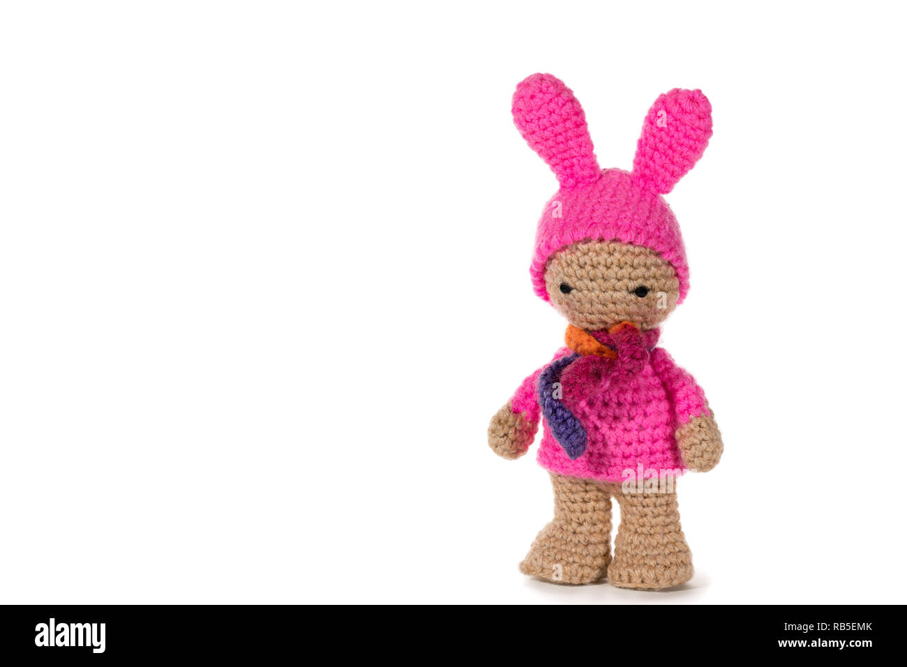 Als bunny crochet Mädchen, auf weißem Hintergrund gekleidet. Oder. Handgefertigte Stockfoto