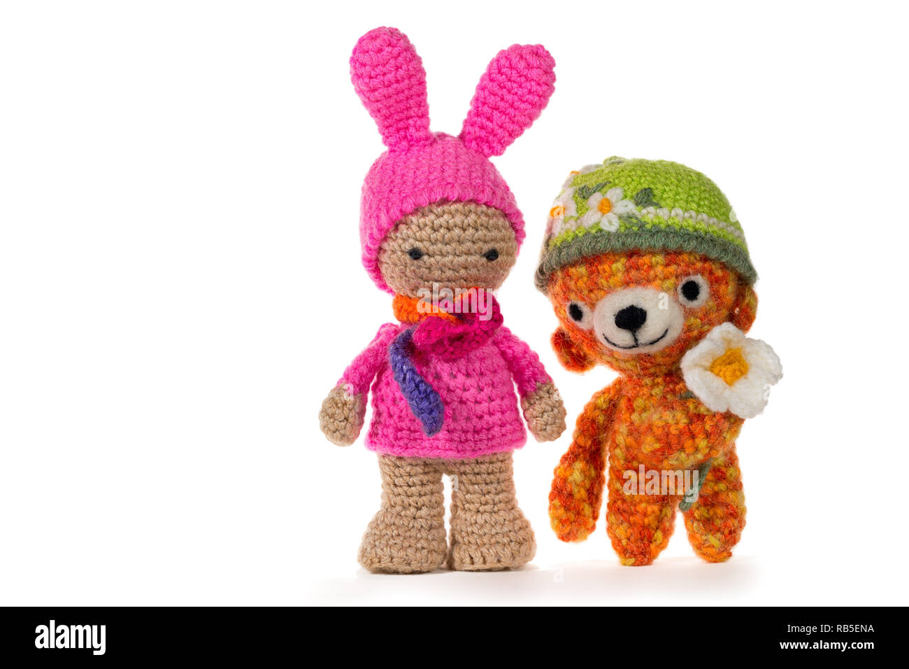 Als bunny crochet Mädchen und Häkeln trägt einen Hut tragen, das mit einer Blume, auf weißem Hintergrund gekleidet. Oder. Handgefertigte Stockfoto