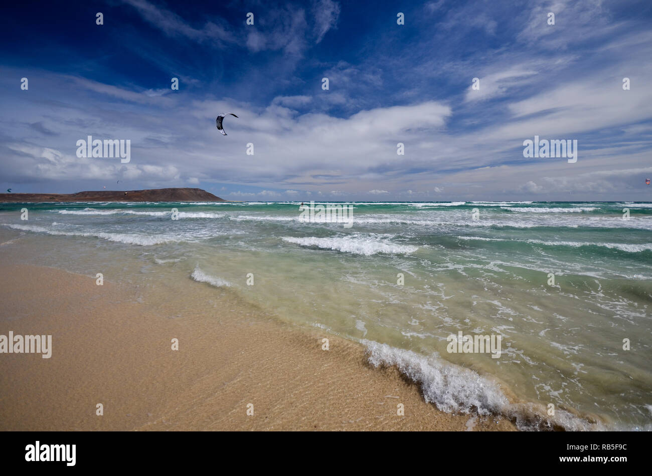 Kite Strand mit Surfern und Kiteboardern auf dem Meer mit Wellen und heller Luft Stockfoto
