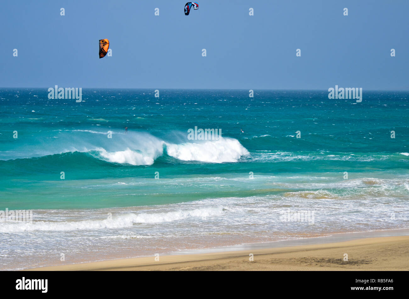 Windsurfer reiten braunes Wasser der Neusidler See in Österreich Stockfoto