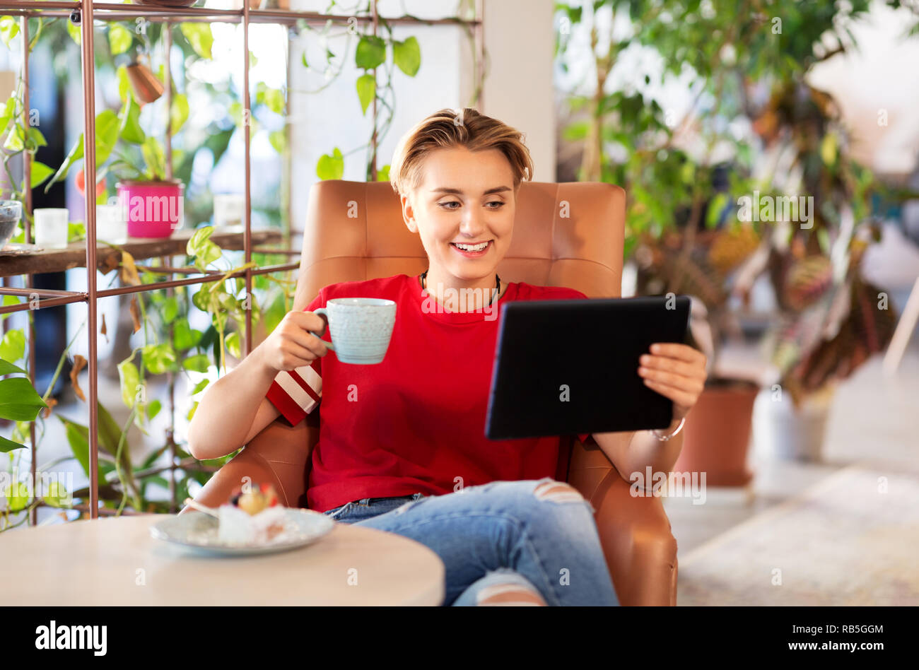 Glückliche Frau mit Tablet-PC im Cafe oder Tee Shop Stockfoto