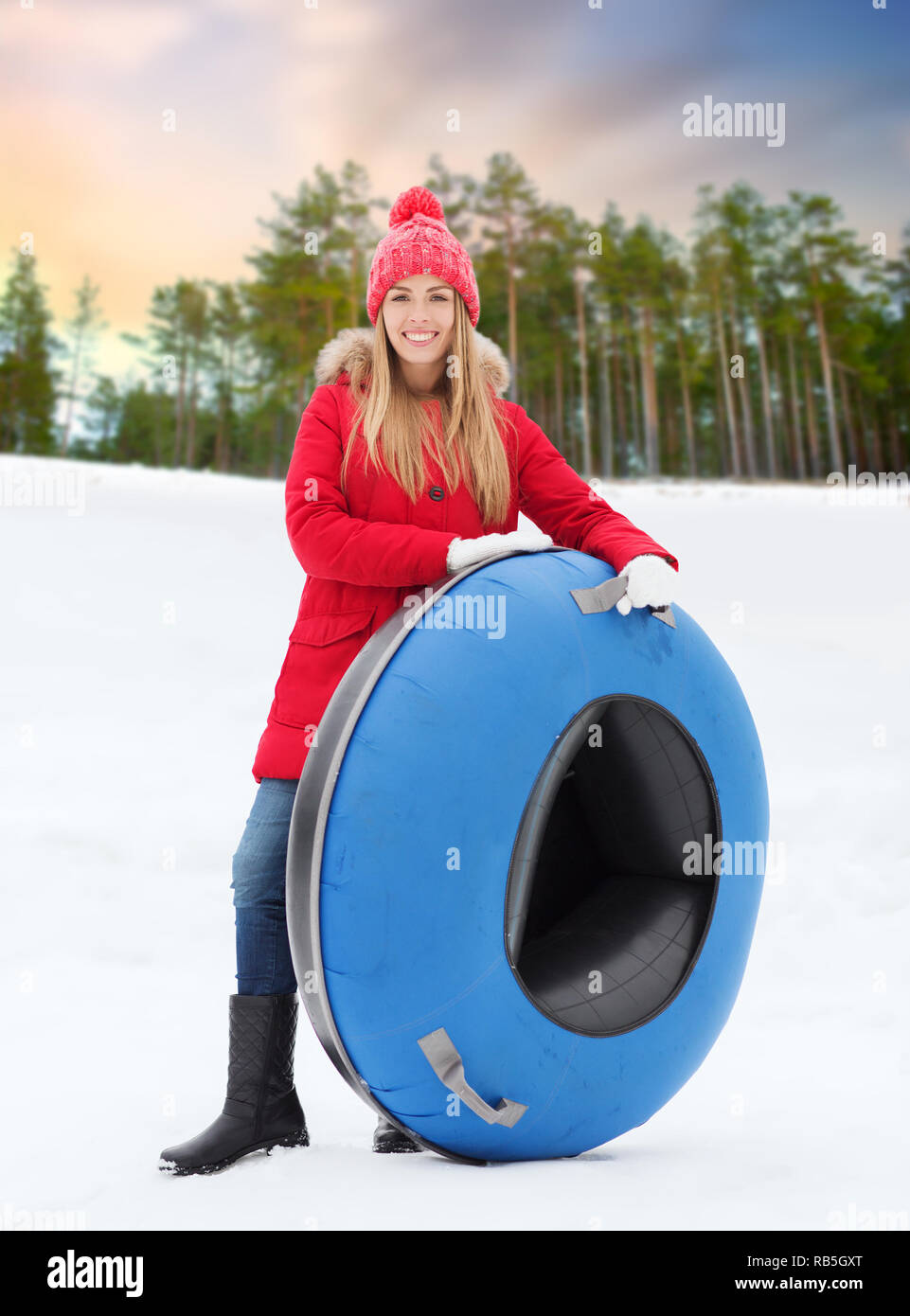 Happy teenage Mädchen mit Snow tube im Winter Stockfoto