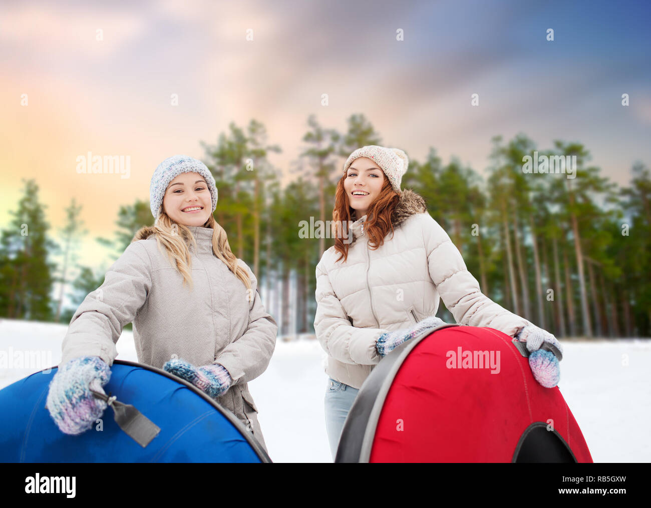 Glückliches Mädchen im Teenageralter mit Snow Tubes im Winter Stockfoto
