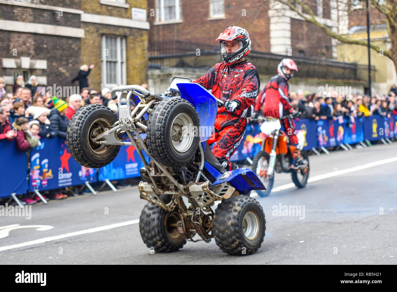 Moto Stunts internationale Motorrad display Team am Tag London New Year's Parade. Quad Bike Wheelie in Whitehall Stockfoto