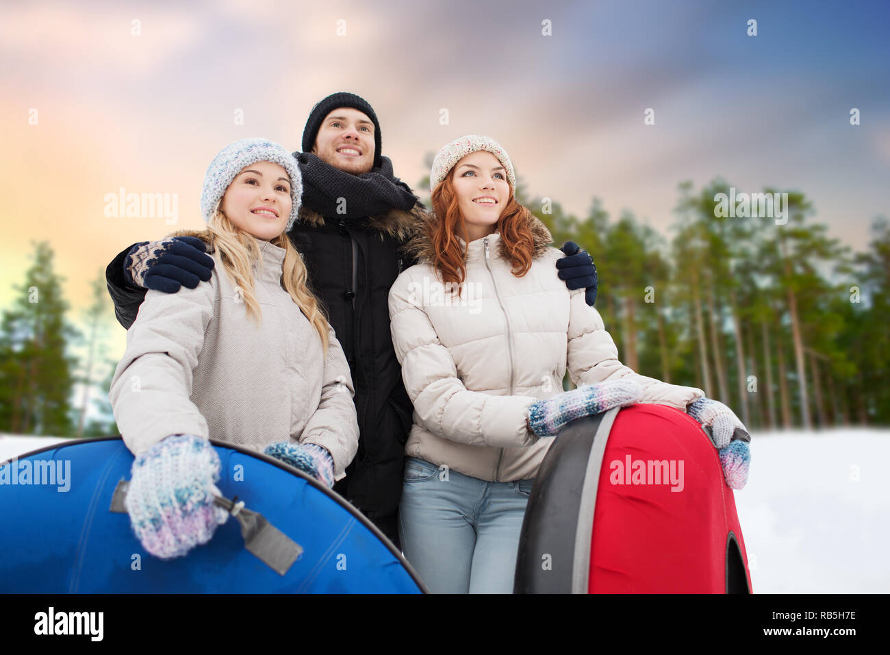 Gerne Freunde mit Snow Tubes im Winter Stockfoto