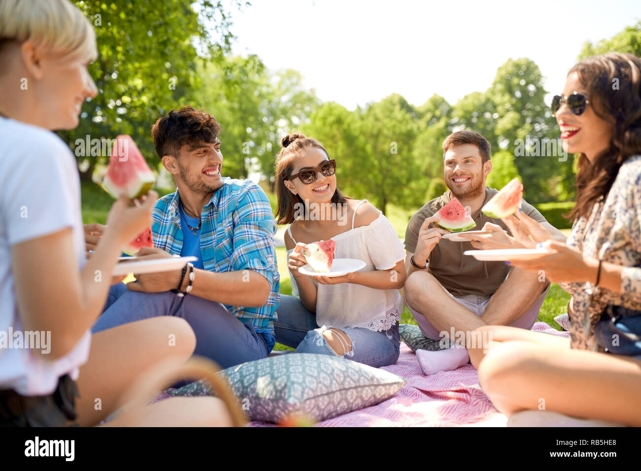Gerne Freunde essen Wassermelone im Sommer Picknick Stockfoto